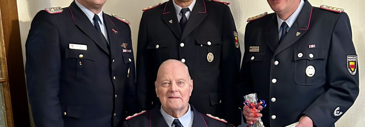 Bild v.l.n.r.: Kreisbrandmeister Arno Rauer, stellvertretender Stadtbrandmeister Hartmut Schwarte (FF Löningen), Stadtbrandmeister Mario Radtke (FF Löningen), sitzend Jubilar Gerd Wendte