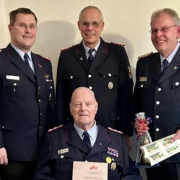 Bild v.l.n.r.: Kreisbrandmeister Arno Rauer, stellvertretender Stadtbrandmeister Hartmut Schwarte (FF Löningen), Stadtbrandmeister Mario Radtke (FF Löningen), sitzend Jubilar Gerd Wendte