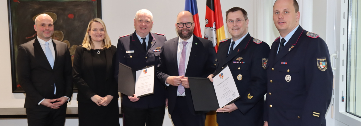 Landrat Johann Wimberg ernannte Arno Rauer (rechts) zum Kreisbrandmeister und Franz-Josef Nording (links) zum stellvertretenden Kreisbrandmeister 2. Stv. Kreisbrandmeister Stefan Abshof (von rechts), Kreisbrandmeister Arno Rauer, Landrat Johann Wimberg, stv. Kreisbrandmeister Franz-Josef Nording, Kreisrätin Anne Tapken und Daniel Plate (Ordnungsamt)