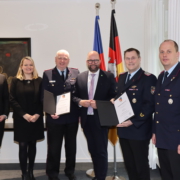 Landrat Johann Wimberg ernannte Arno Rauer (rechts) zum Kreisbrandmeister und Franz-Josef Nording (links) zum stellvertretenden Kreisbrandmeister 2. Stv. Kreisbrandmeister Stefan Abshof (von rechts), Kreisbrandmeister Arno Rauer, Landrat Johann Wimberg, stv. Kreisbrandmeister Franz-Josef Nording, Kreisrätin Anne Tapken und Daniel Plate (Ordnungsamt)