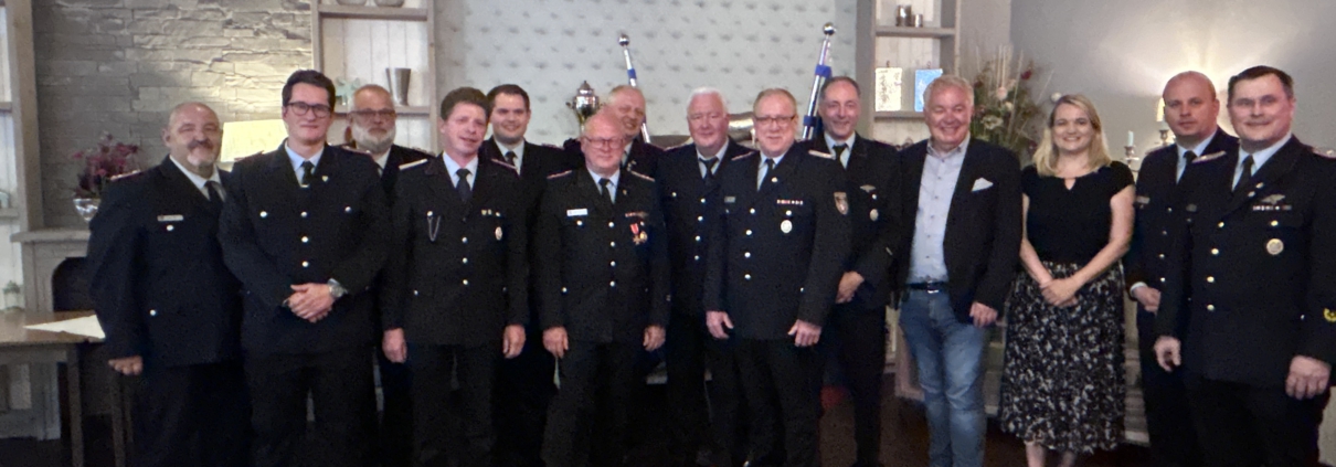 Bildunterschrift Pressefoto: v.l.n.r.: Kreispressewart Thomas Giehl, Stellv. Kreispressewart Steven Feiler, Friedhelm Kröger, Jens Kneese, Hendrik Rauer, Dieter Leuschner, Stellv. Kreisbrandmeister Franz-Josef Nording, Gerd Schulte, Hartwig Henke, Otto Tellmann, MdL Christoph Eilers, Anne Tapken Dezernentin des Ordnungsamtes LK Cloppenburg, Stellv. Kreisbrandmeister Stefan Abshof, Kreisbrandmeister Arno Rauer