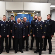 Bild v.l.n.r.: Ordnungsamtsleiter Dieter Schütte, Dominik Leuschner, Stefan Koopmeiners, Kreisausbildungsleiter Tobias Ellmann, Peter Deeben, Dennis Götting, Kreisbrandmeister Arno Rauer, Florian Fugel