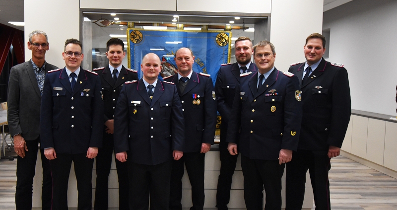 Bild v.l.n.r.: Ordnungsamtsleiter Dieter Schütte, Dominik Leuschner, Stefan Koopmeiners, Kreisausbildungsleiter Tobias Ellmann, Peter Deeben, Dennis Götting, Kreisbrandmeister Arno Rauer, Florian Fugel